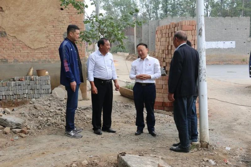 扶貧路上  攜手同行——弘義集團(tuán)黨委書記、董事長張秀峰一行 到定點幫扶村調(diào)研